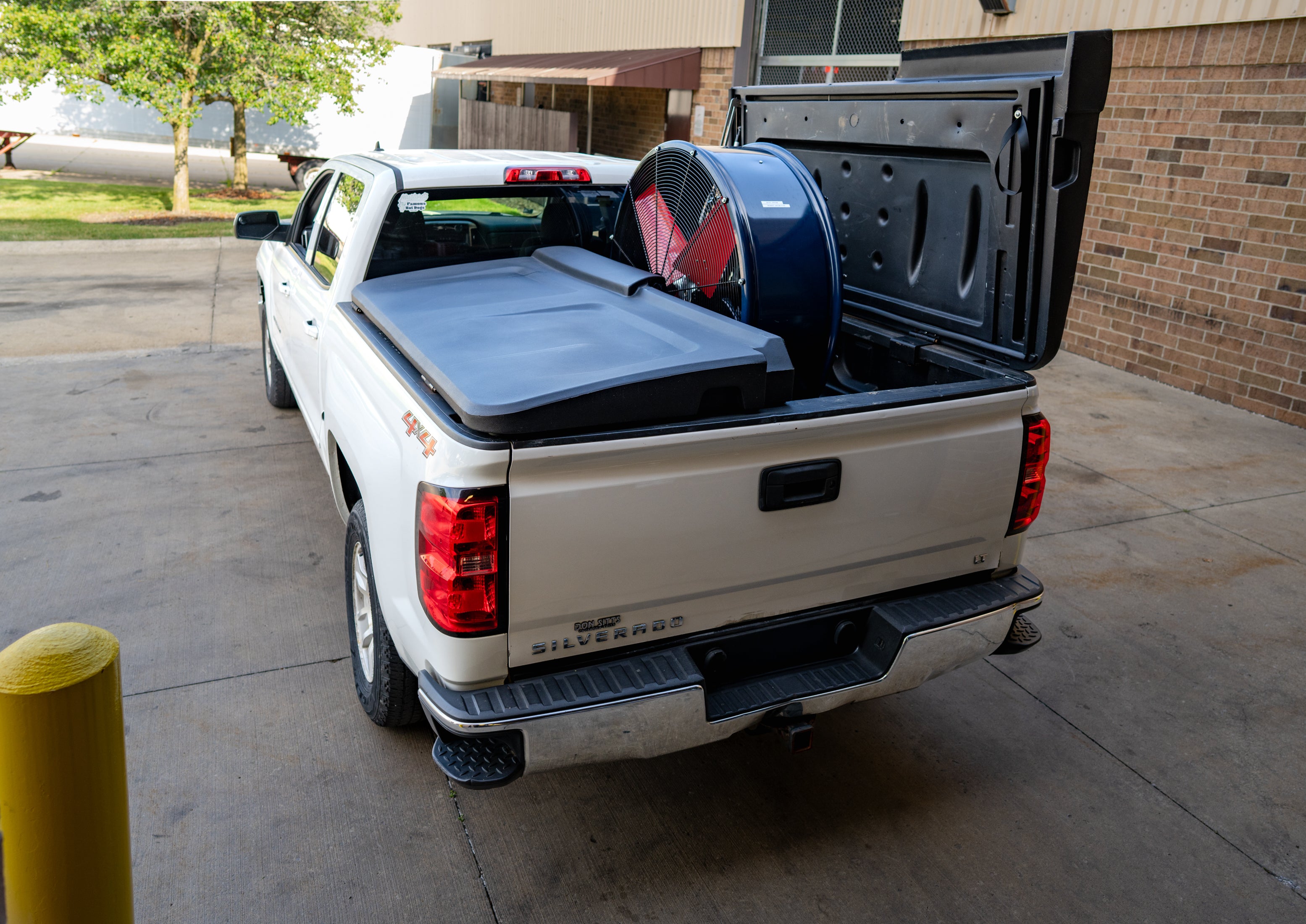 FastBack cover partially open for tall cargo